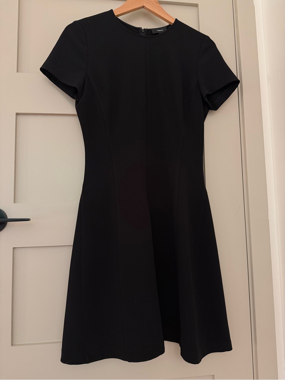 Theory Modern Seamed Shift Fit-And-Flare Crepe Dress. Black. Size 2 - Picture 5 of 9